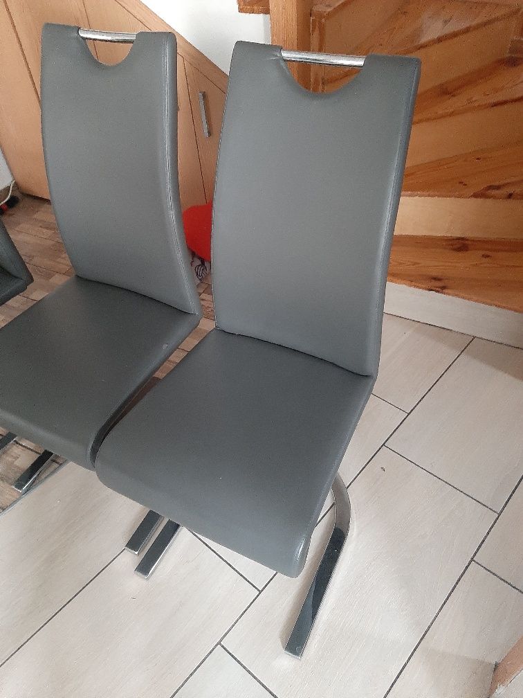 Zestaw stół z krzesłami