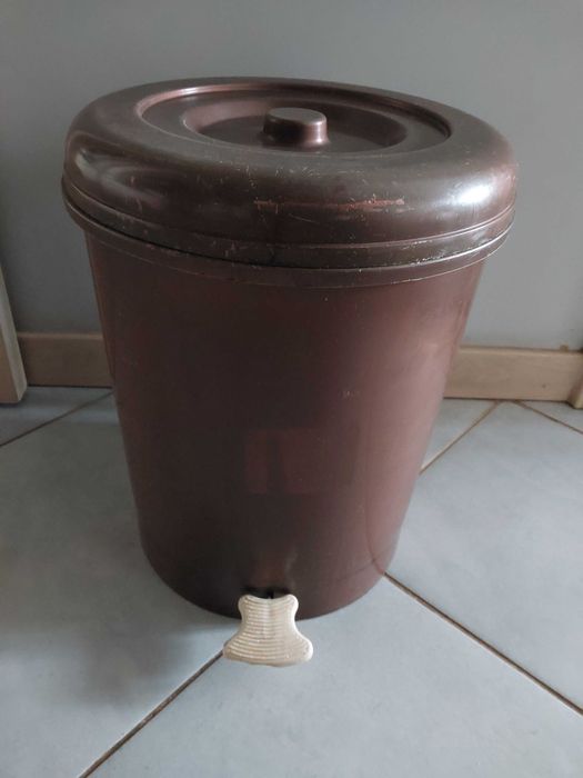 Kosz na śmieci w kolorze brązowym