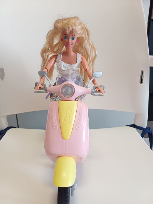 Conjunto de Barbie e mota