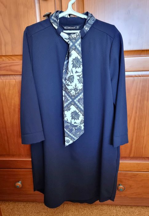 Vestido azul escuro com lenço Zara, tamanho XS