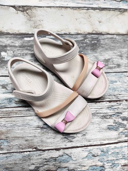 Crocs pudrowe sandałki z ozdobną kokardką dla dziewczynki 25/26