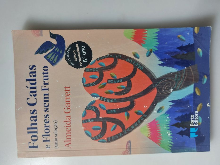 Folhas caídas e flores sem fruto