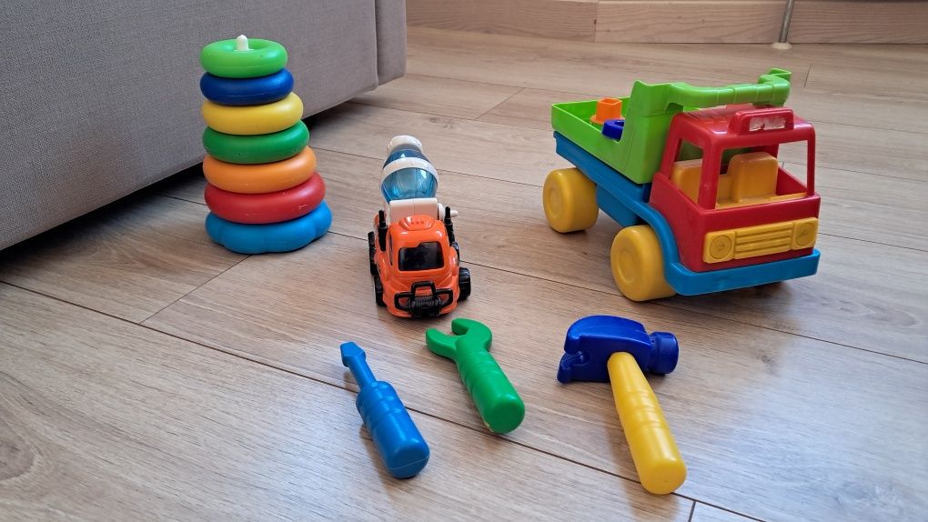Іграшки (пірамідка, машинка, машинка, інструменти)