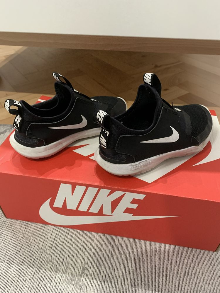 Buty Nike Flex Runner wsuwane czarne rozm.30