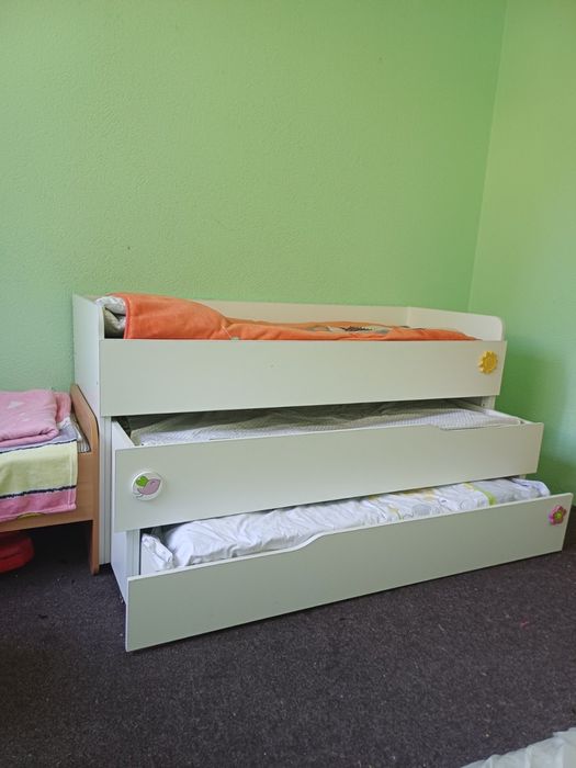 Продам 3 ліжка з матрасом, гірку, килим для садочка, Мольберты