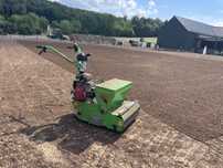 Wysiew mechaniczny trawy siewnik spalinowy sianie usługa