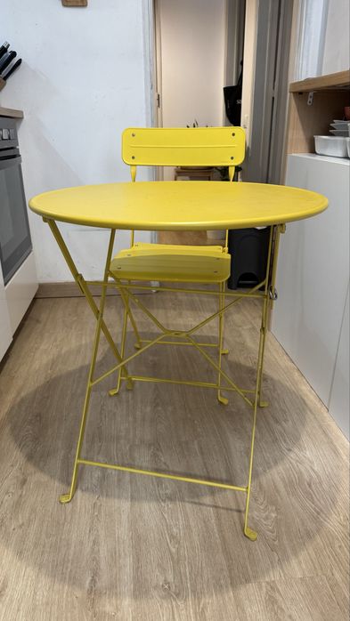 Mesa redonda com candeira de aço