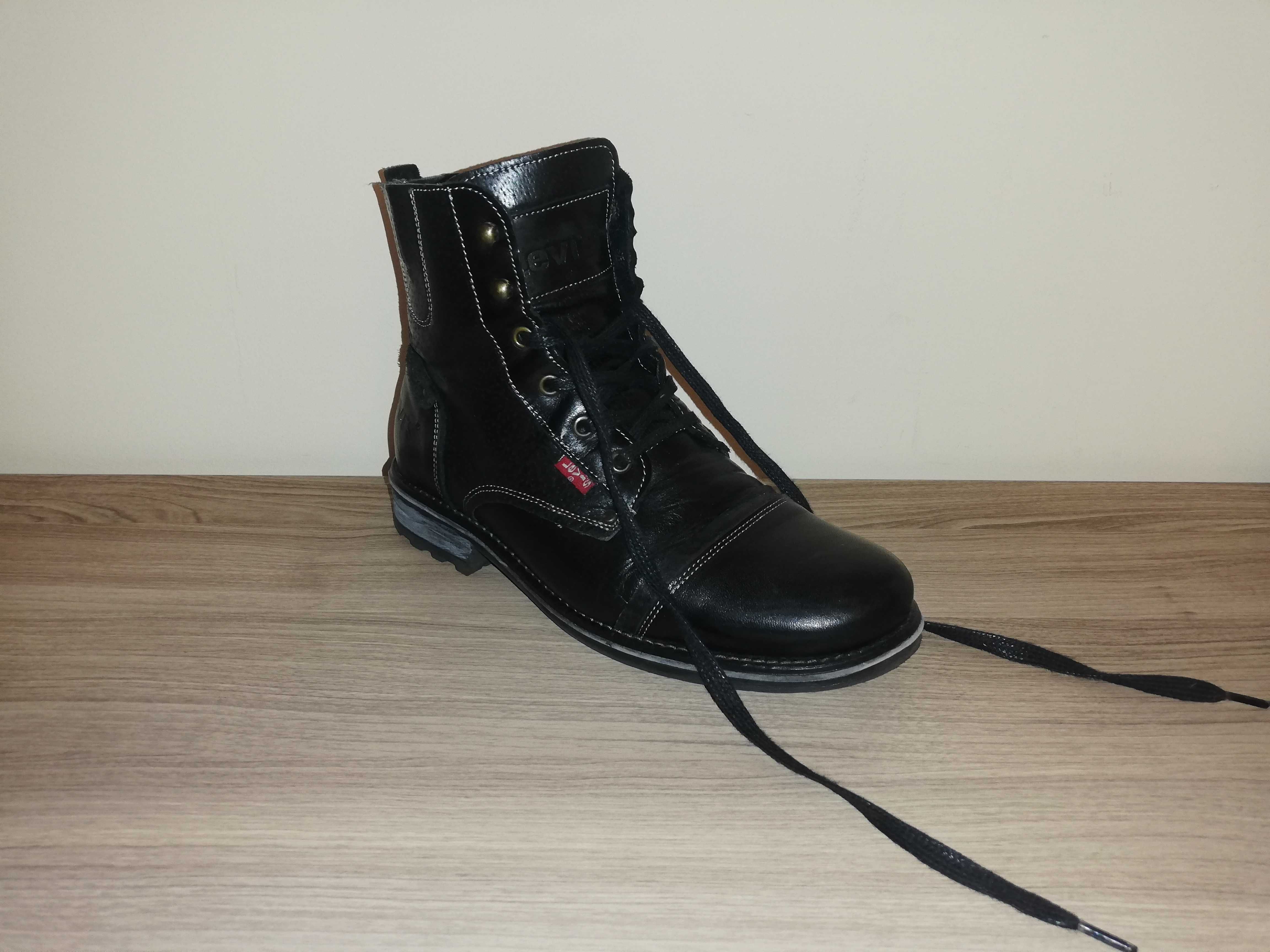 Botas pretas marca Levi's 39/40