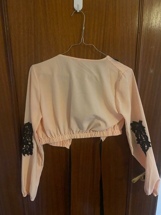 Blusa rosa com bordado preto