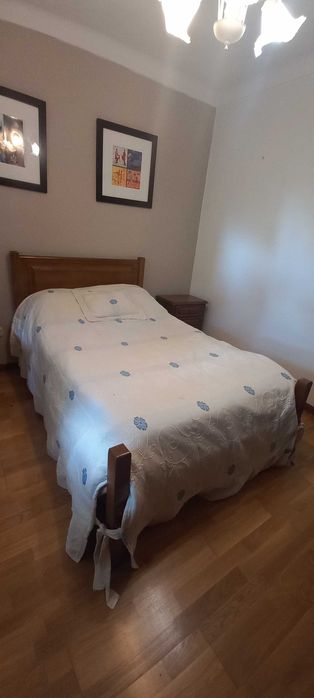 Cama de madeira e colchão