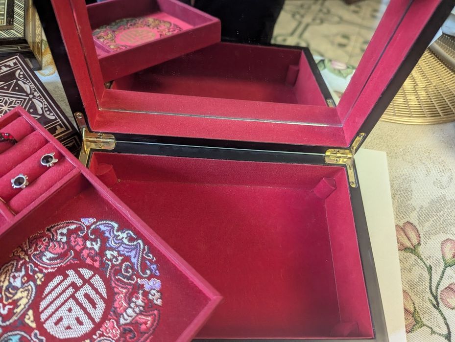 Шкатулка для украшений с украшениями