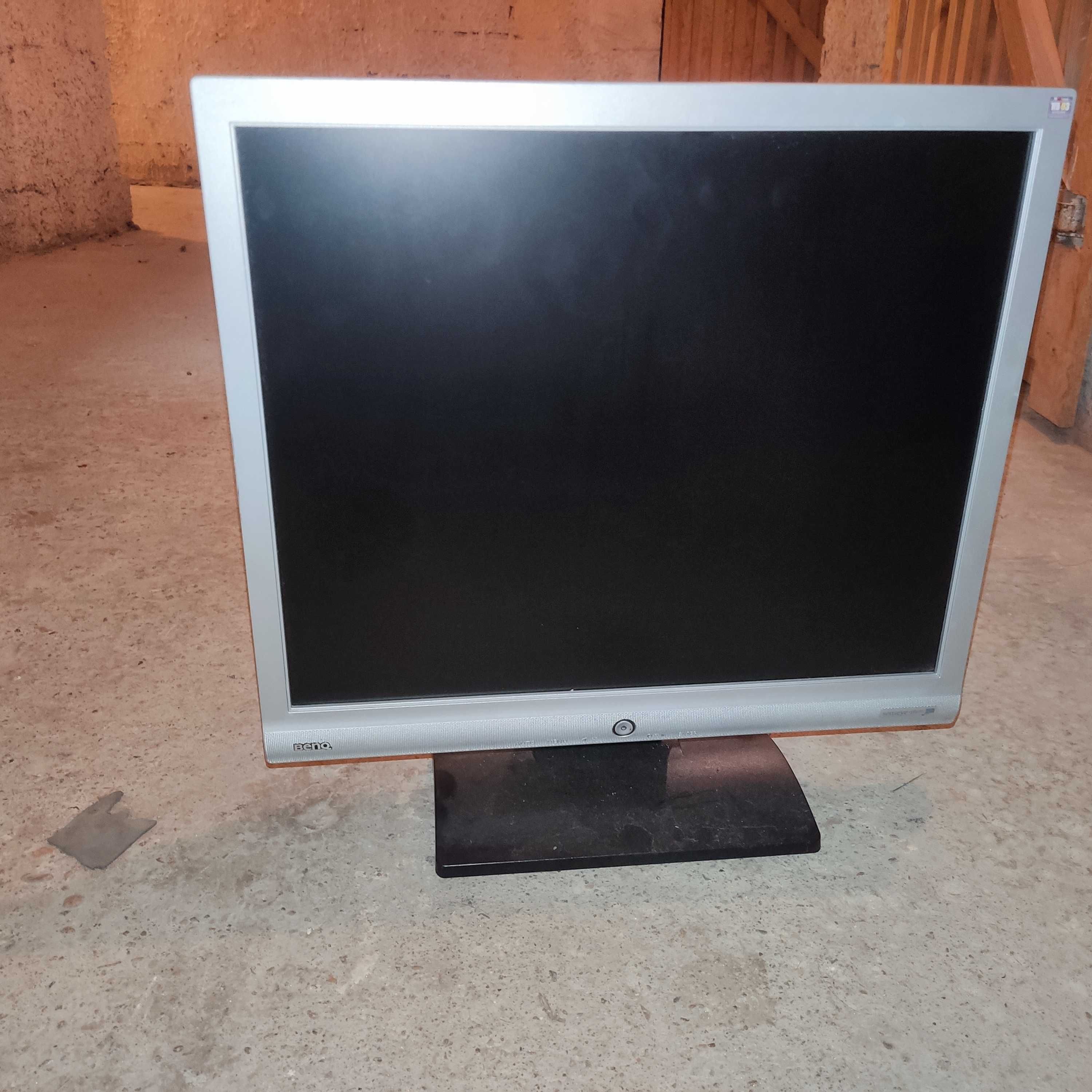 4 Monitorów 17-22 Cali 60-75 Hz