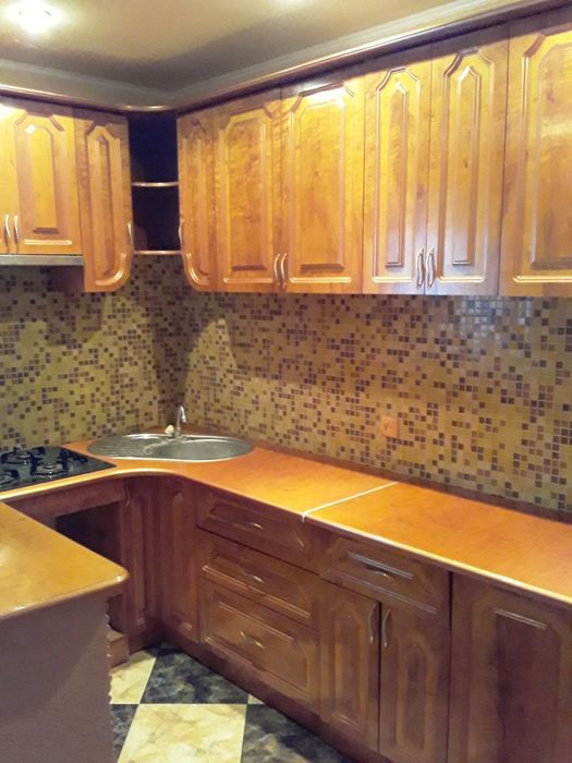 Кухня, кутовий диван, витяжка, газова плита, духова шафа