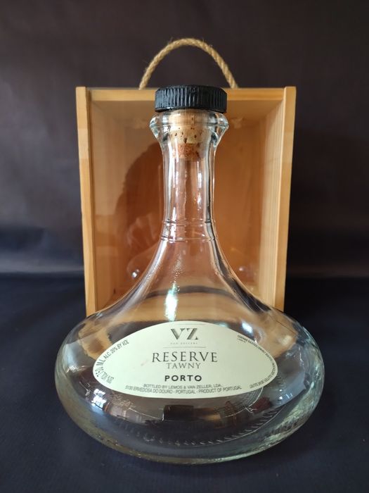 Caixa com garrafa vazia