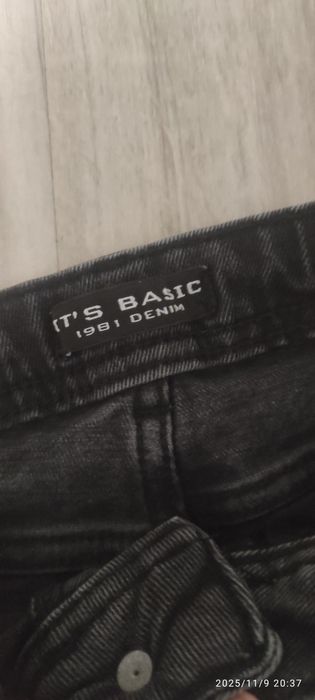 Чорні джинси скіні