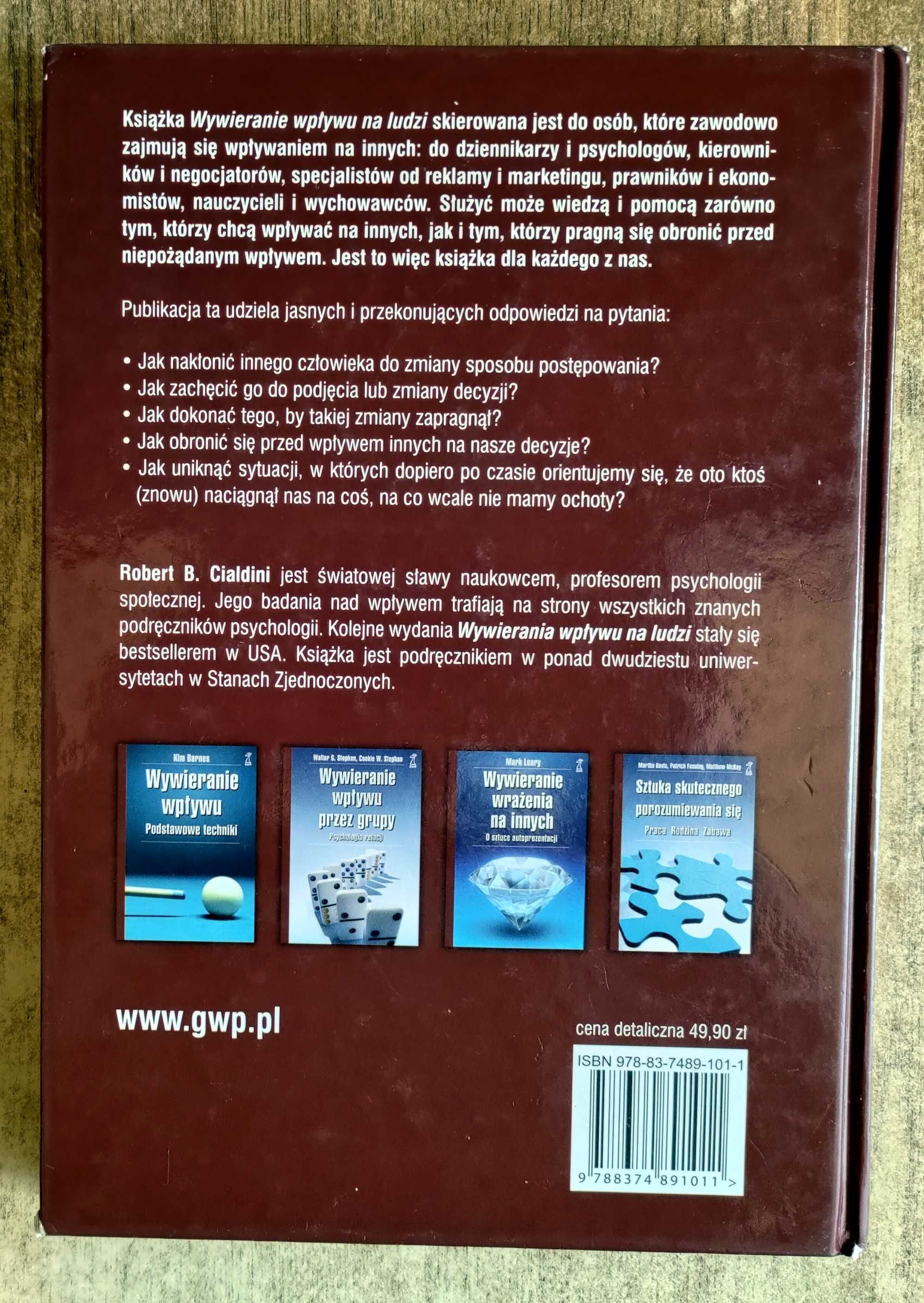 Wywieranie wpływu na ludzi. Teoria i praktyka Twarda oprawa - Cialdini