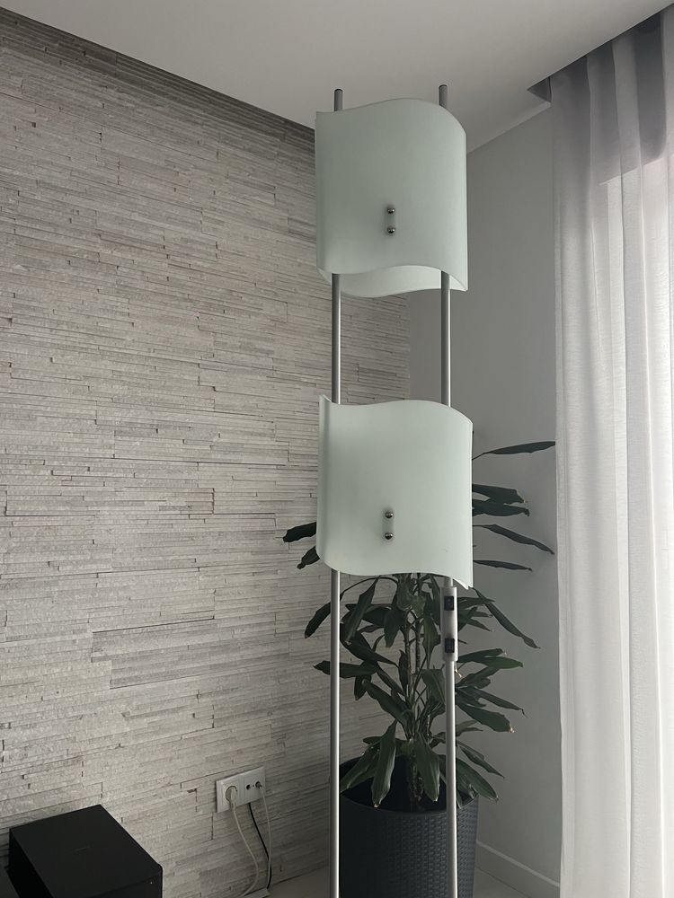 Candeeiro de pé com 2 lampadas