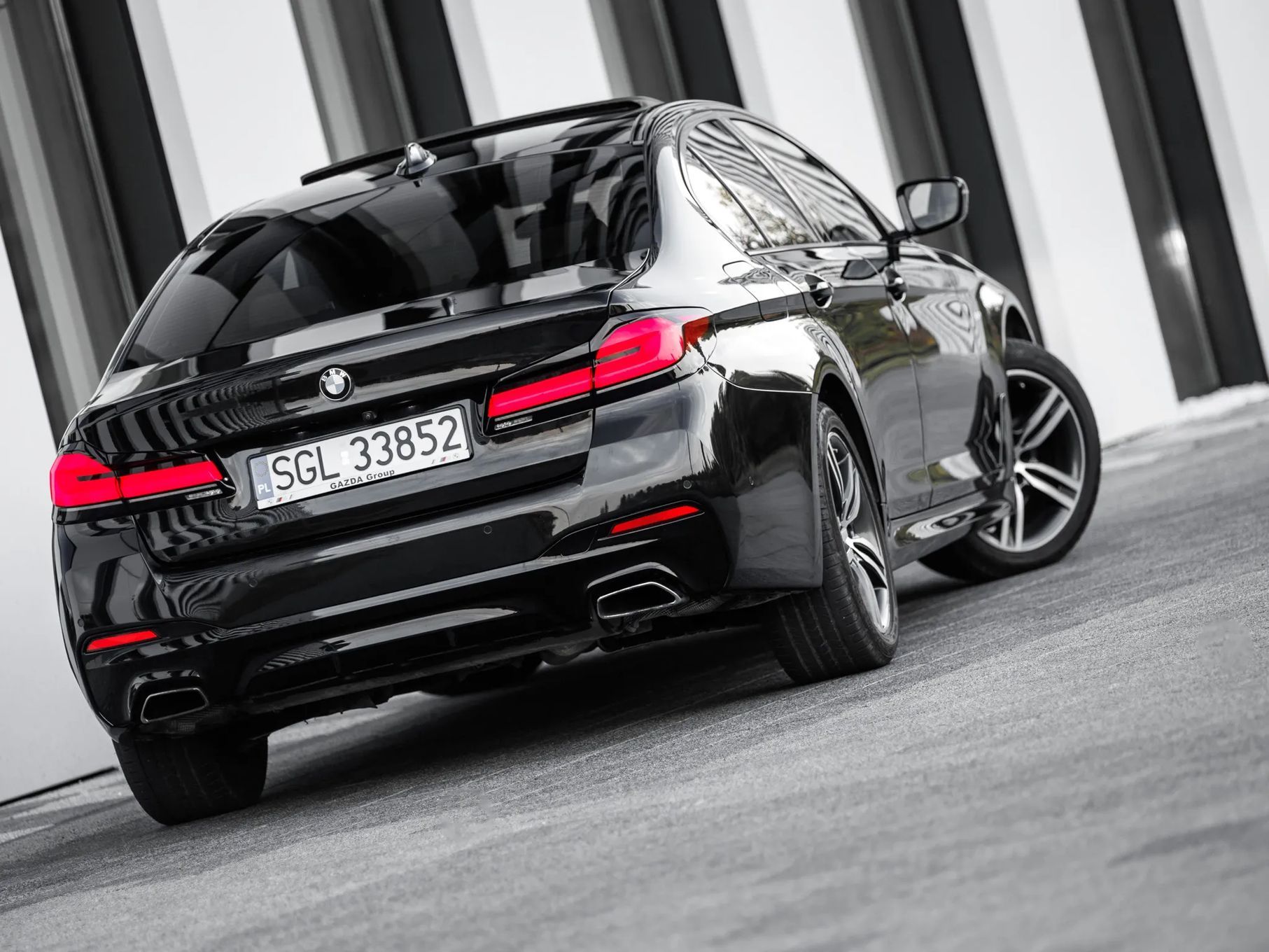 BMW Seria 5 540i 340KM benzyna! M-Sport, wzorowo utrzymany, czarny, garażowany!