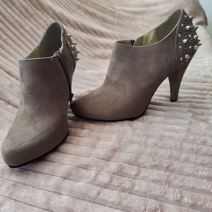Botins Graceland Taupe 37 com apliques no calcanhar