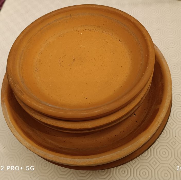 Pratos de vaso em barro