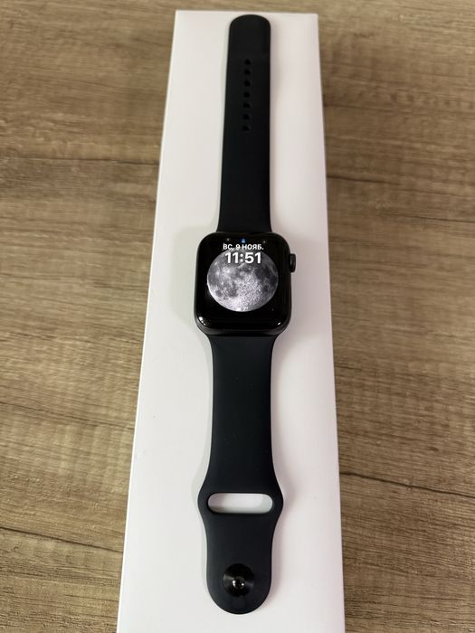 Черные Apple Watch SE 44 мм