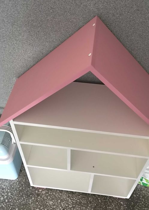 Regał KONSIMO dla dziewczynki, biały domek z różowym daszkiem