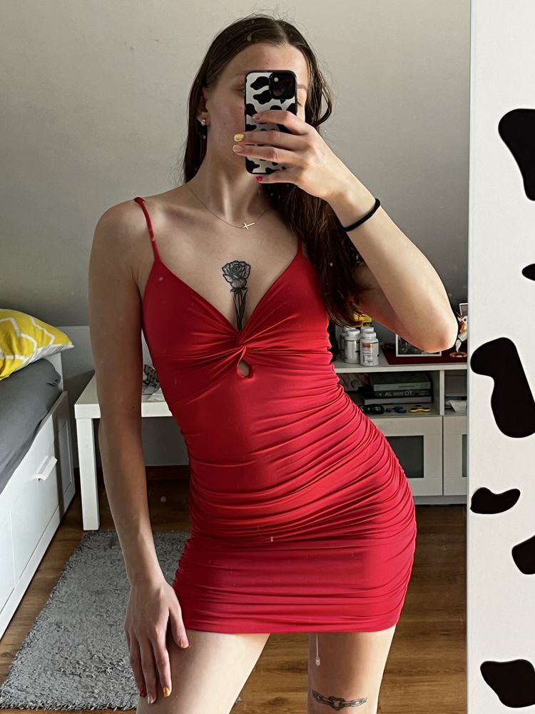 krótka różowa sukienka na ramiaczkach mini z dekoltem oh polly
