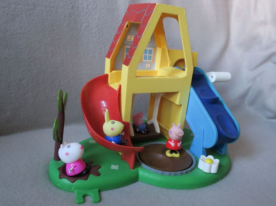 Duży domek Świnka Peppa plus 3 figurki plac zabaw 32 cm x 27 cm