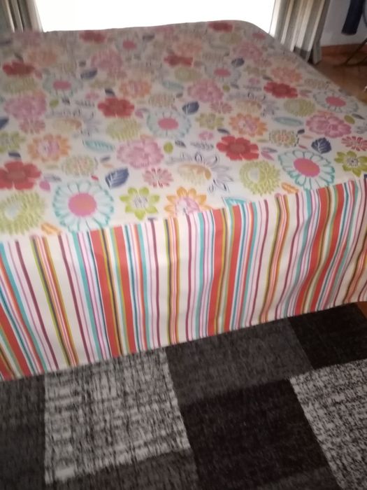 Conjunto de colcha e cortinas laterais.