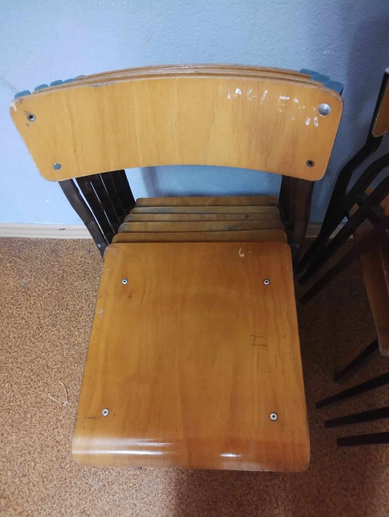 Krzesła szkolne drewniane