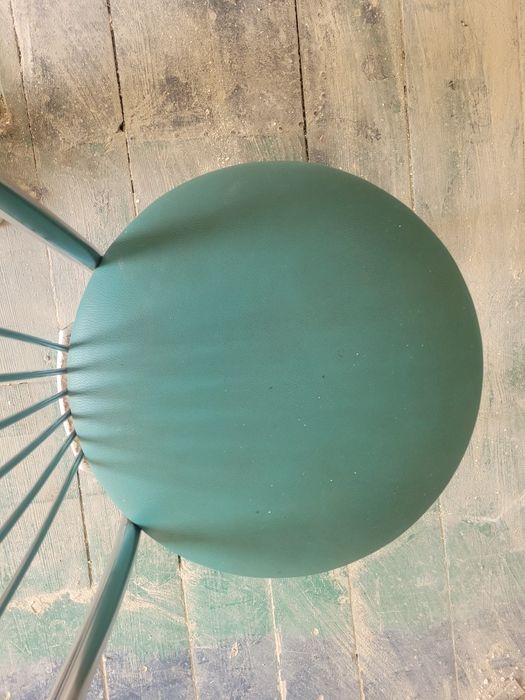 Krzesła metalowe z oparciem