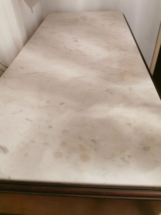 Cómoda Século XIX (Quatro Gavetas  c/Fechadura e Tampo em Mármore)