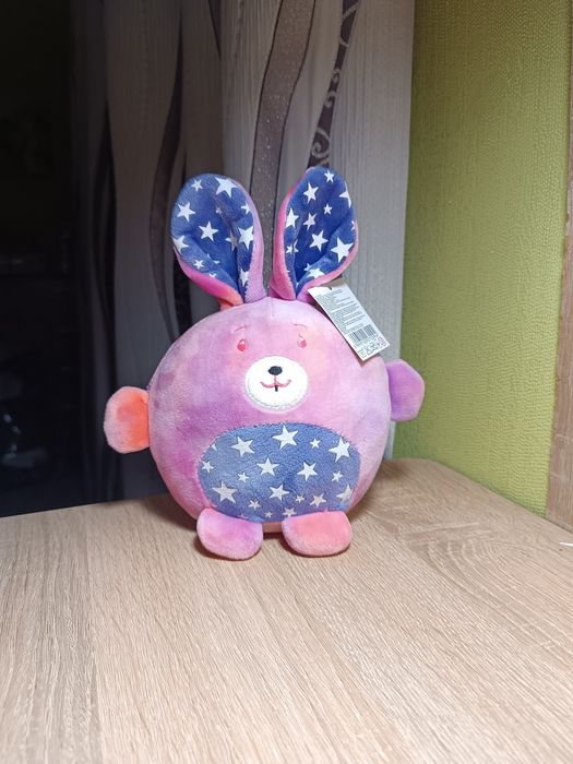 Нова іграшка м'яка, зайчик світиться у темряві.