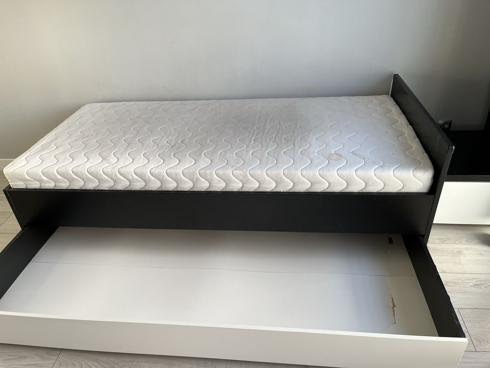 Łóżko z materacem i szafką