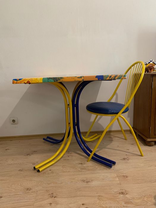 Стол и стулья кухонные