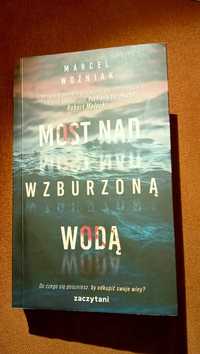 Most nad wzburzoną wodą