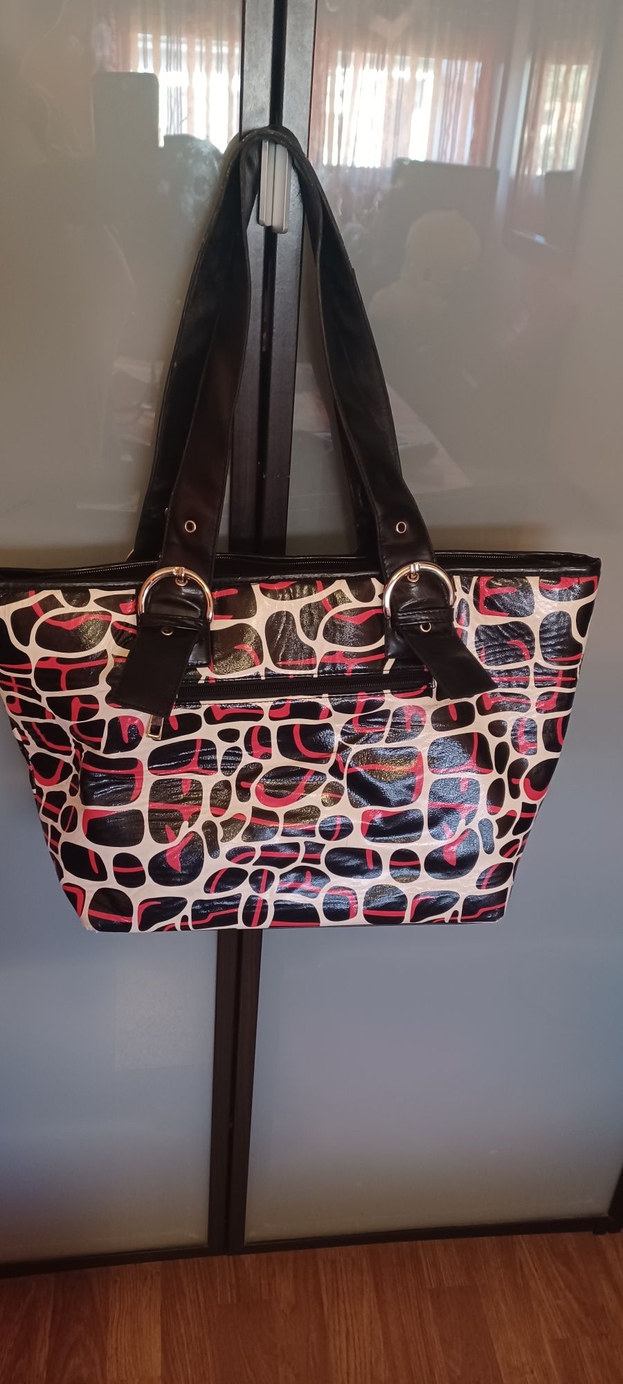 Mala grande tons branco, preto e vermelho