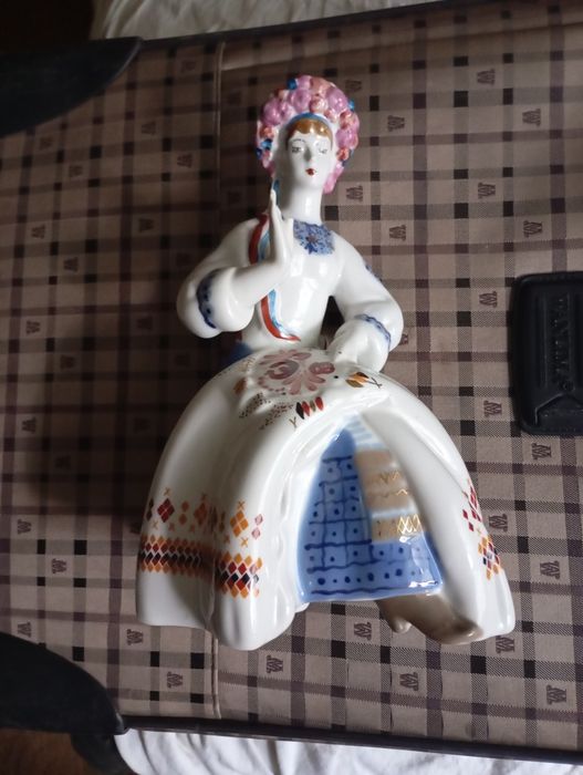 Статуэтка фарфоровая Вышивальница Полонное СССР