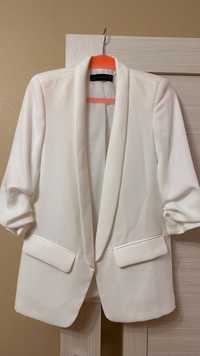 Жіночий піджак білого кольору