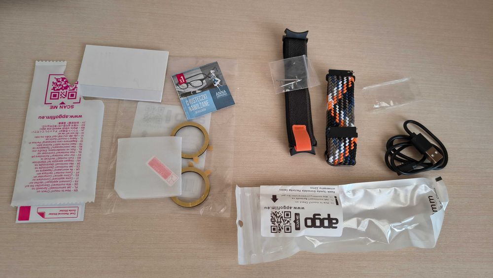 Akcesoria: pasek do zegarka 22mm, pasek Samsung, szkło 39mm, kabel USB