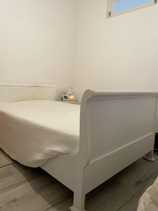 Cama de madeira com estrado e colchão – preço negociável