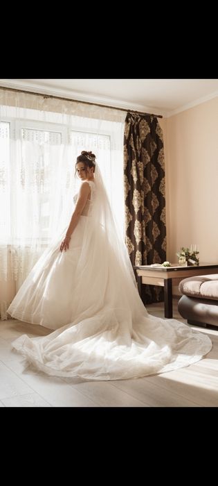 Весільна сукня з шлейфом