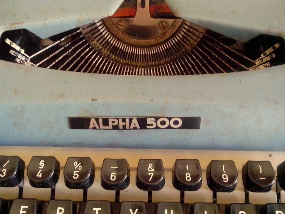 Máquina escrever marca ALPHA 500, a funcionar uma autentica relíquia