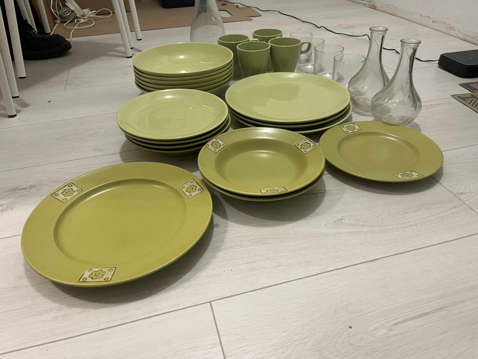 Zestaw naczyń IKEA – talerze, kubki, szklanki, karafki – 50 zł,