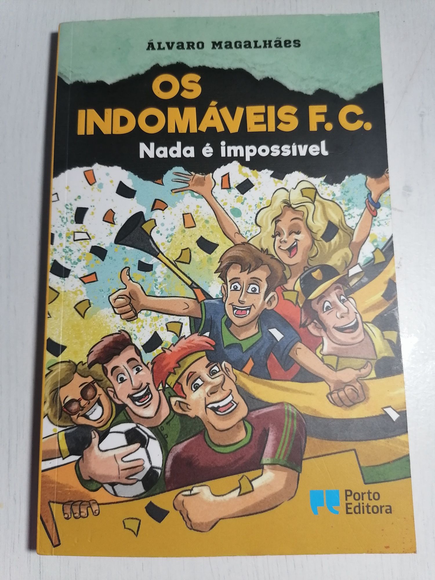 Livro "Os Indomáveis F.C - Nada é Impossível"