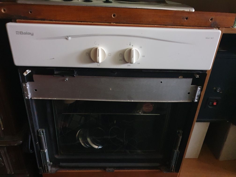 Forno eléctrico sem o vidro da porta .