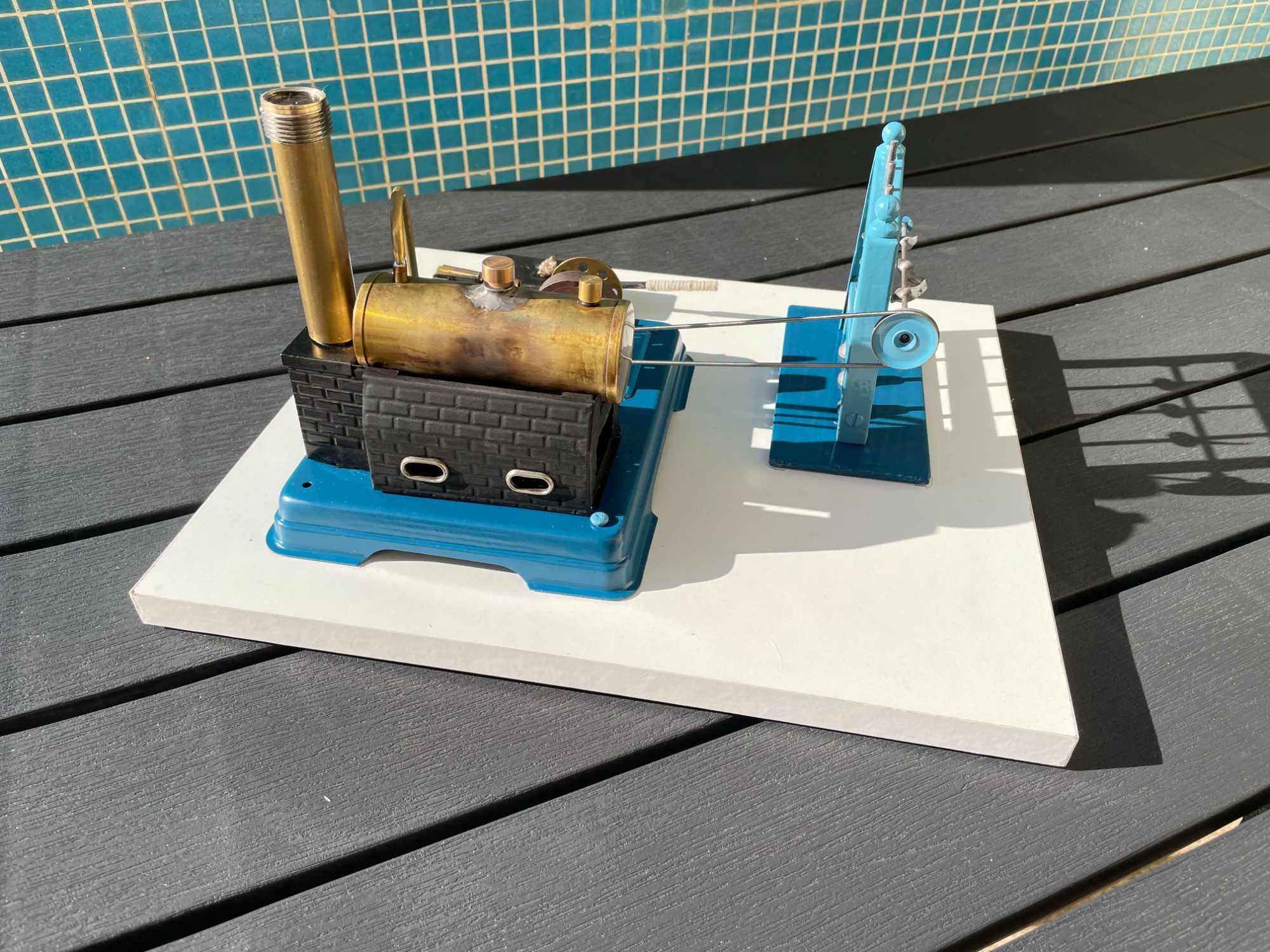Brinquedo técnico a vapor com pilão