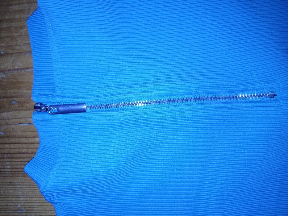 Сукня голубого кольору.