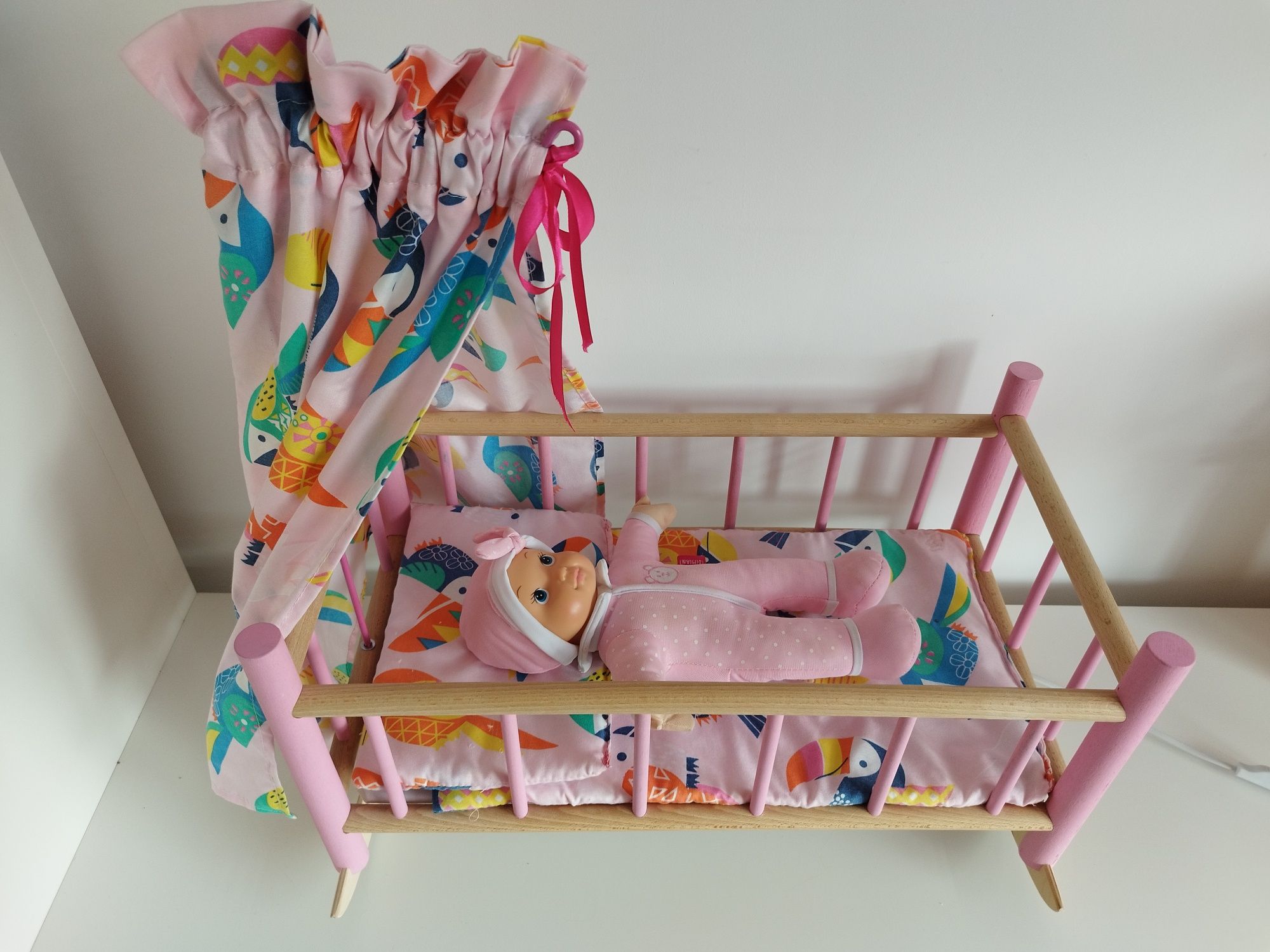Łóżeczko drewniane i lalka Baby Born