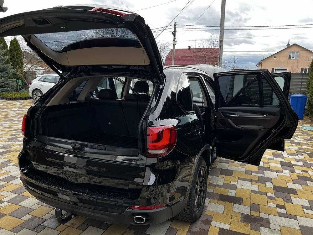 BMW X5 F15 чорного кольору